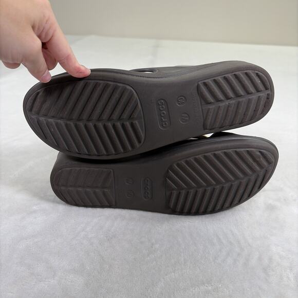 Crocs Womens Size 10 Sanrah Hammered Gold Circle Medallion Brown Sandal Slides - Picture 9 of 15